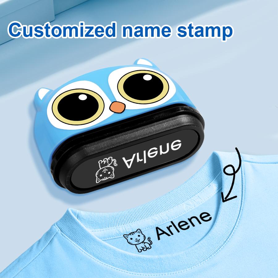

Обеспечьте легкую и веселую идентификацию школьных принадлежностей с помощью водостойких именных штампов; персонализированный для одежды, обуви, сумок