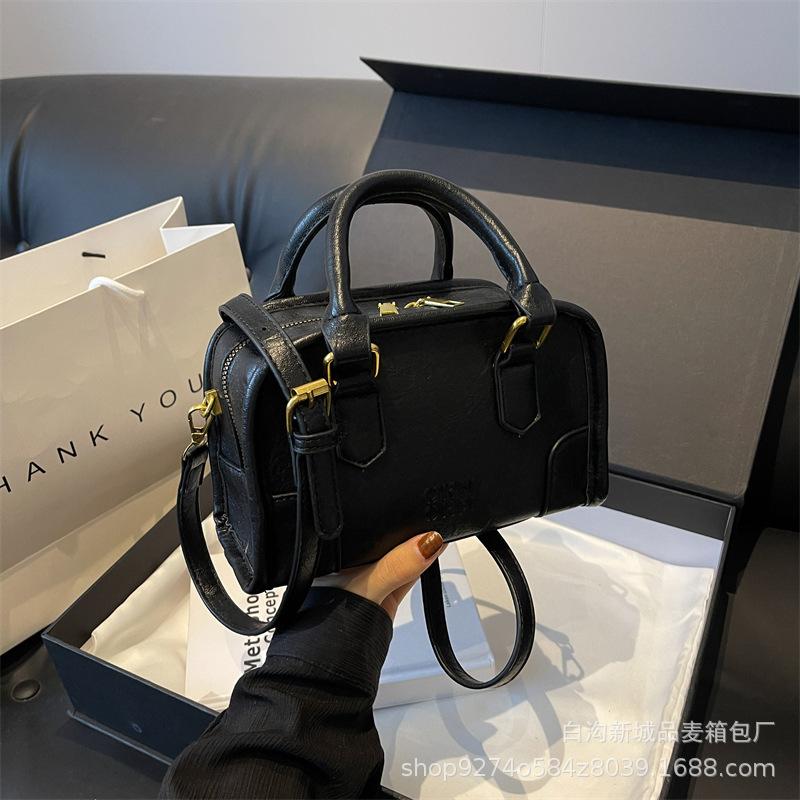 

French niche design handbag women s 2025 new fashion retro shoulder bag foreign style crossbody small square чёрный