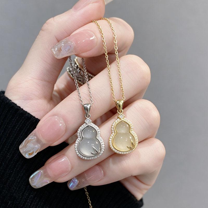 "Golden Branches Jade Leaves" Elegant Chinese-Style Gourd Necklace for Women - Luxurious & Versatile Clavicle Chain