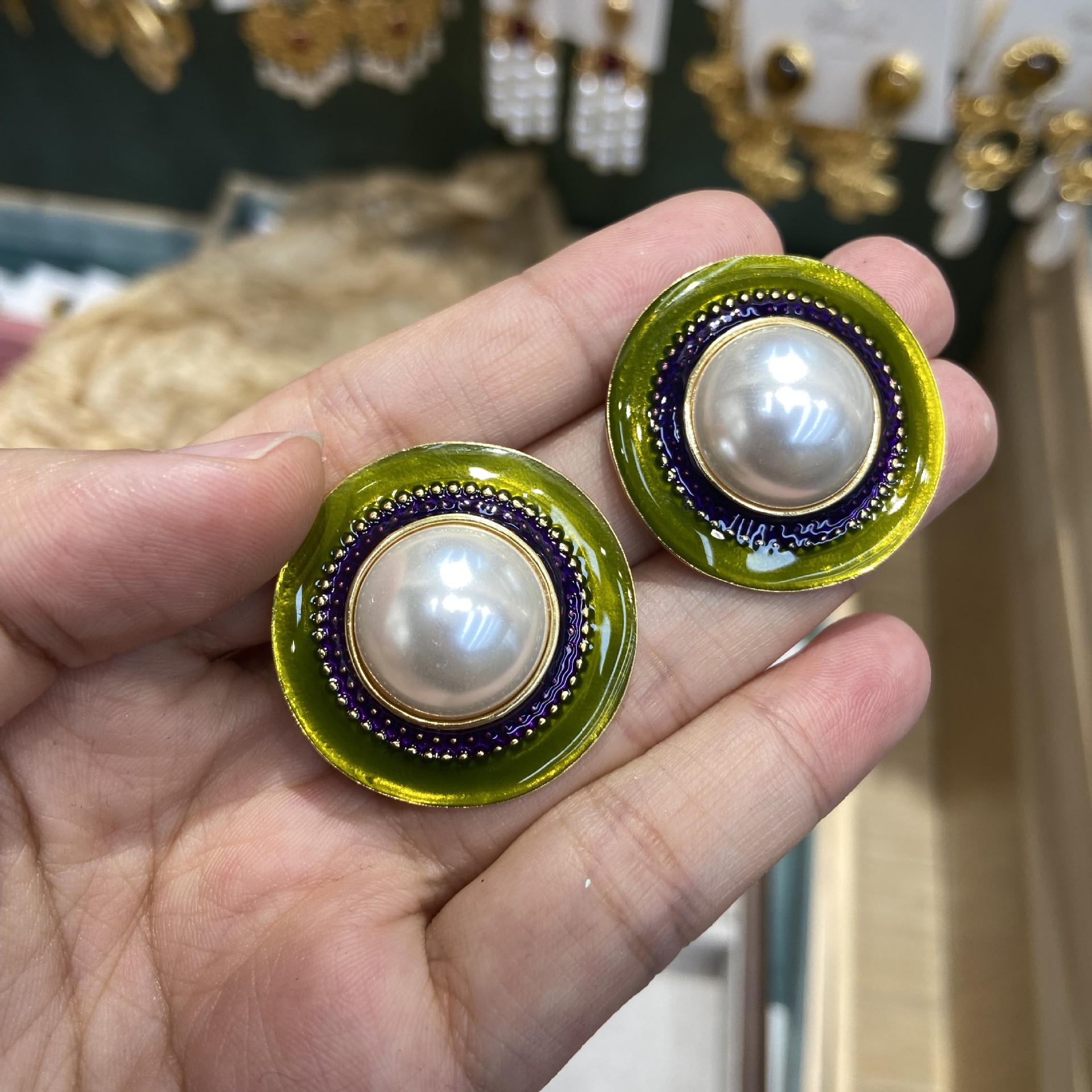 

Simple Round Pearl Stud Earrings