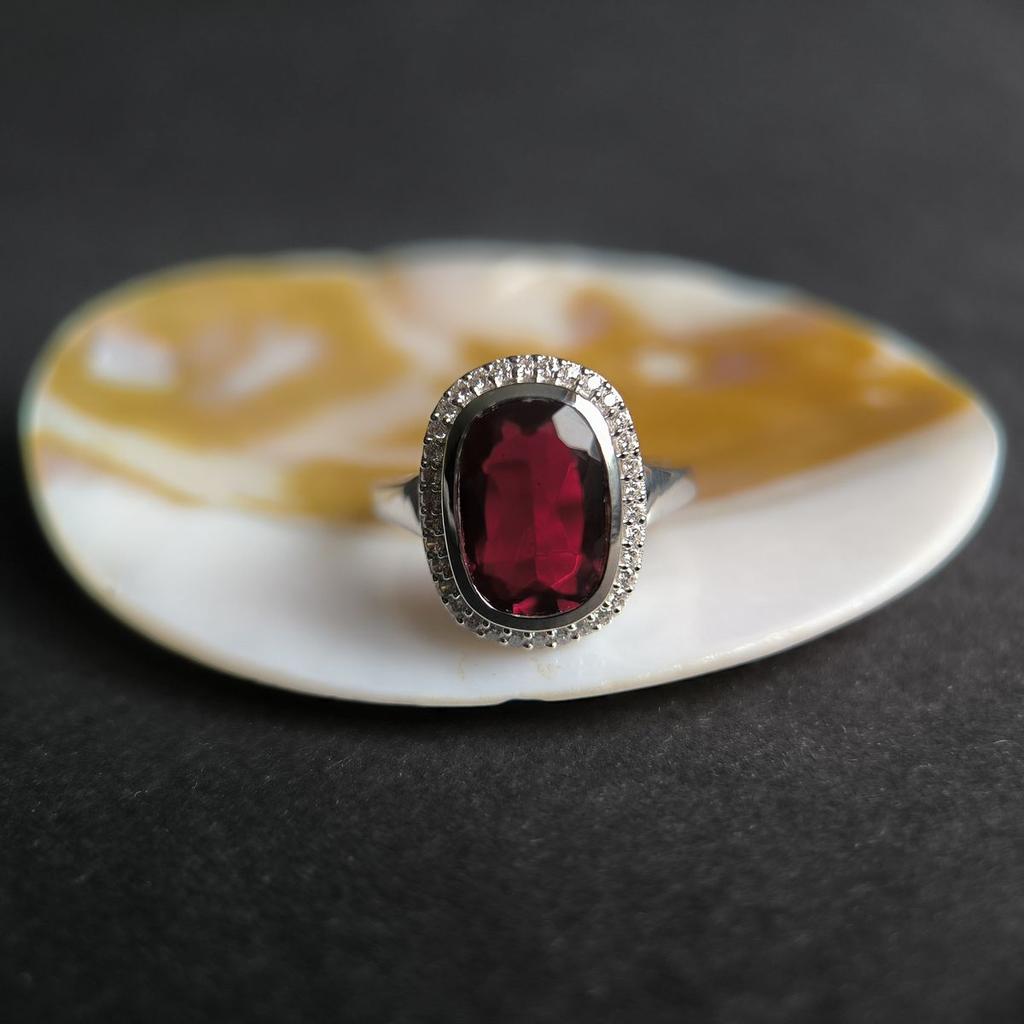 Серебряное кольцо с искусственным гранатом nano 3.66ct, фианитами, вес изделия 5,54 гр (60002307)