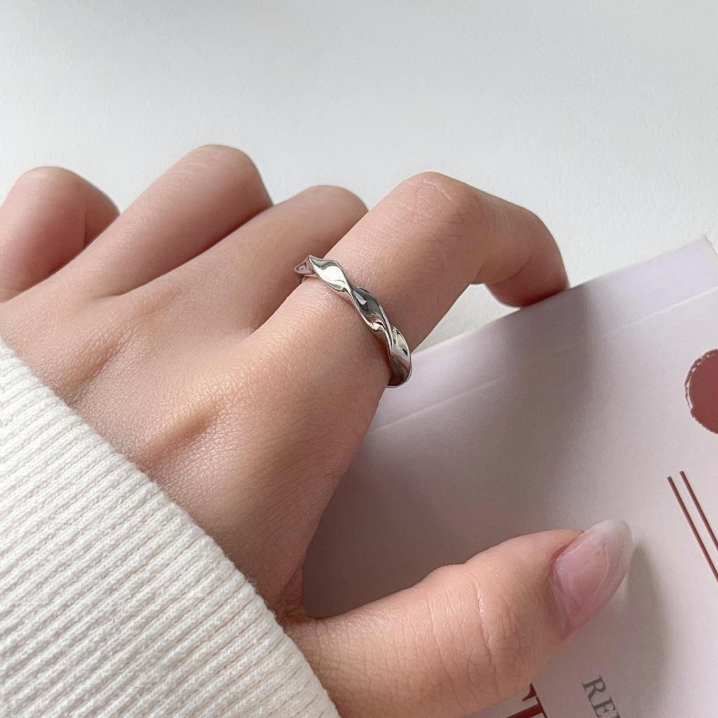 Korean Style Twisted Texture Wave Ring: Light Luxury & Cold Aesthetic