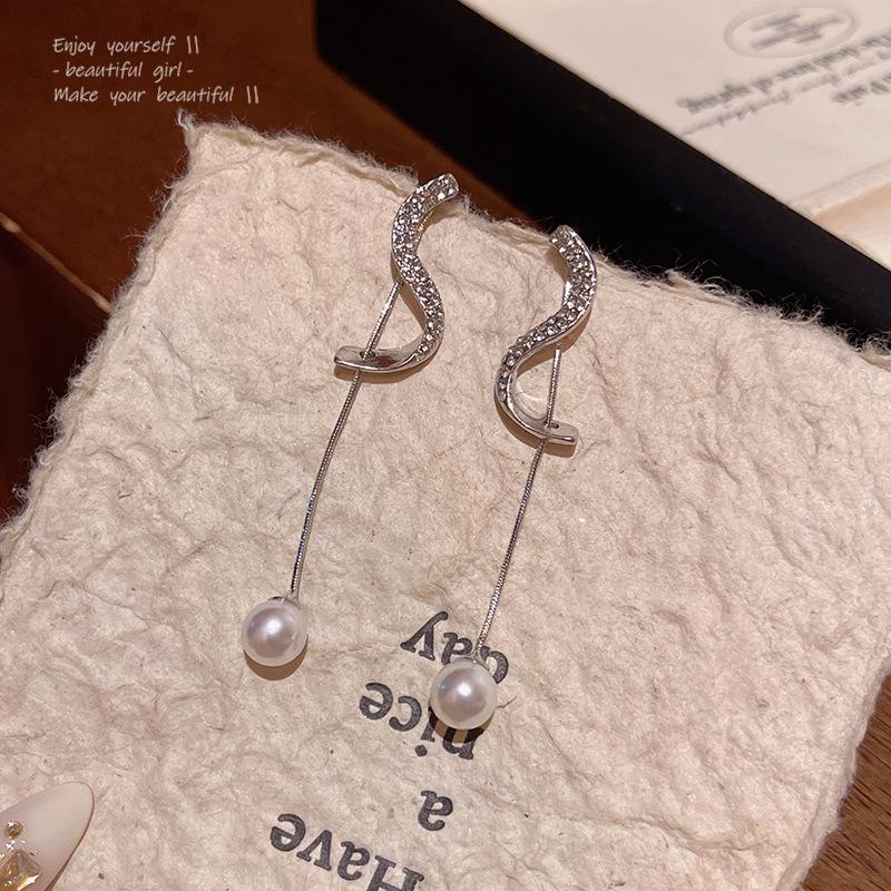 

Korean Best-Selling Sparkling Diamond & Pearl Arc Tassel Earrings for Women – Elegant, Luxurious & Unique Design