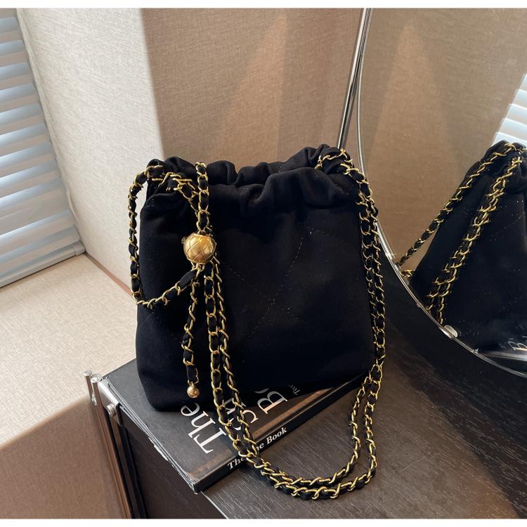 

Маленькая женская сумка в стиле ретро 2024 года, новая модная сумка через плечо в зарубежном стиле, сумка-ведро премиум-класса с цепочкой чёрный