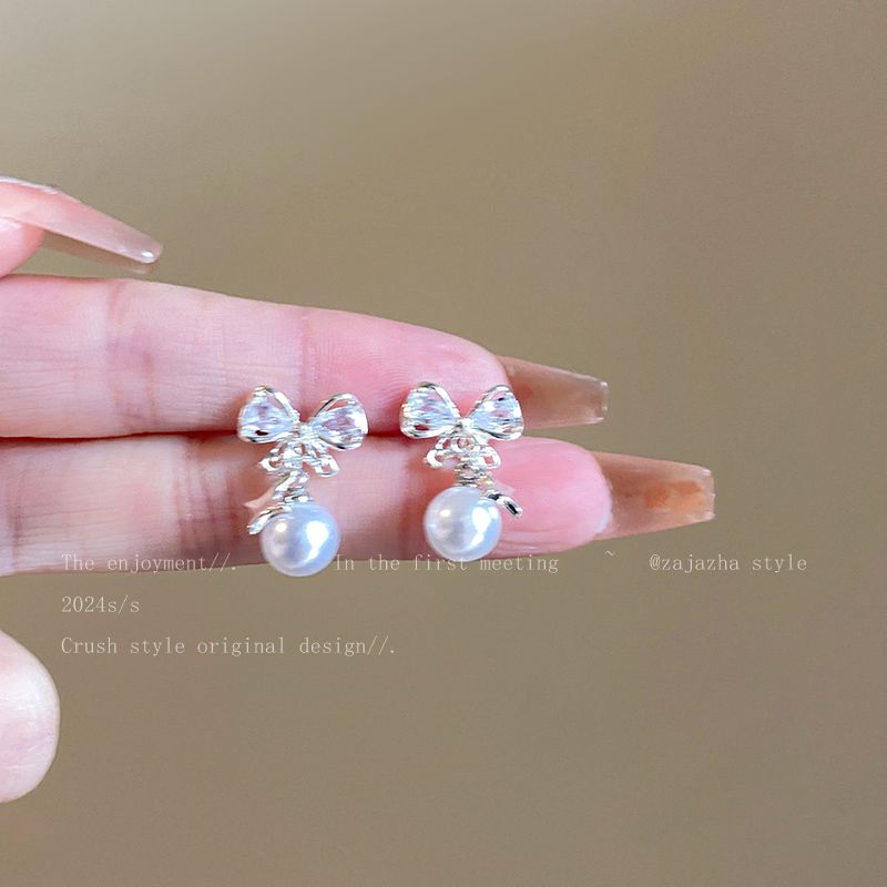 

Accessible Luxury Pearl Female Fashion Delicate Earrings Bows Four Mans Star Bows Pearl Earrings