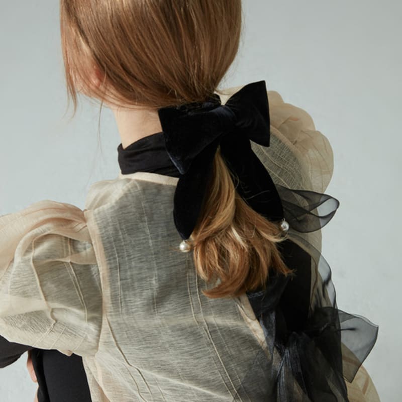 SOCKS APPEAL Velvet Ribbon Pearl Hair Scrunchie