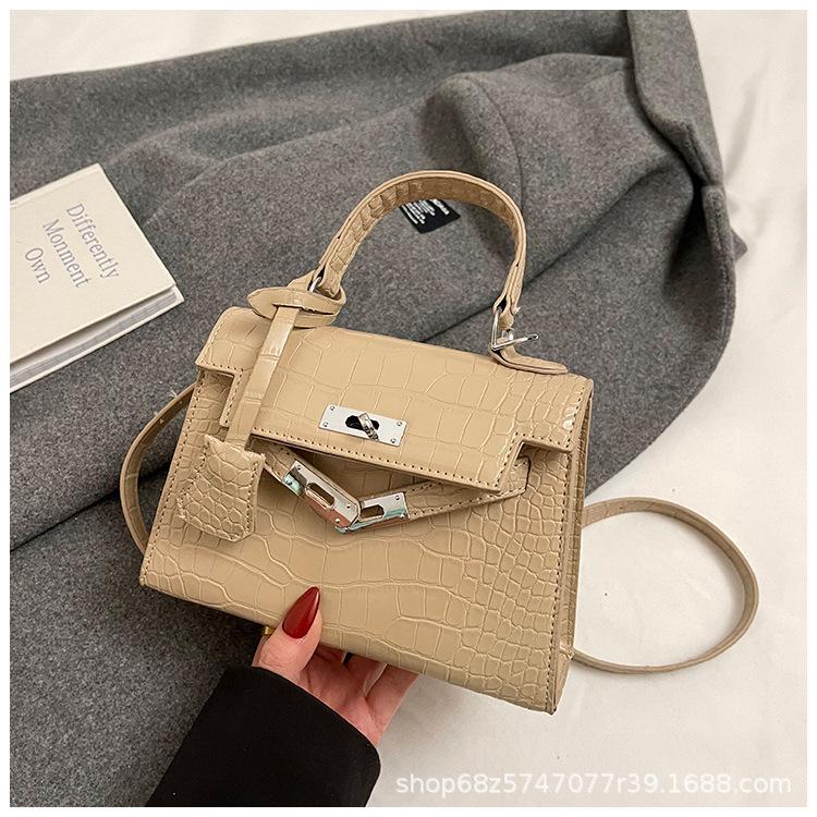 2025 spring and summer model, lock one shoulder messenger bag, burst retro high-end alligator pattern, portable commuter Kelly bag.