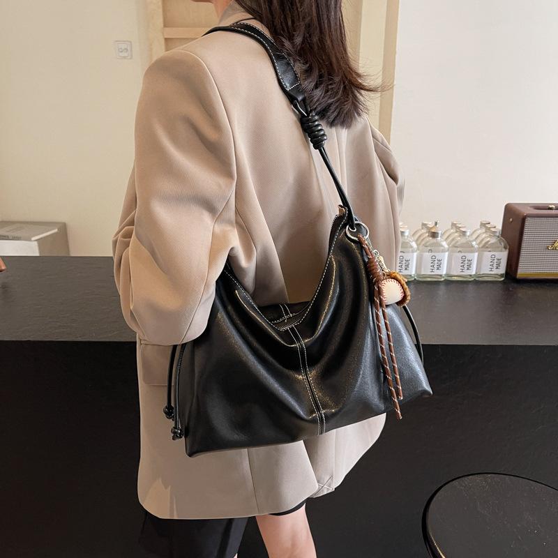 Einfarbige Umhängetasche unter der Achsel 2025 neue Tragetasche lässig für den Weg zur Arbeit große Kapazität Schultertasche