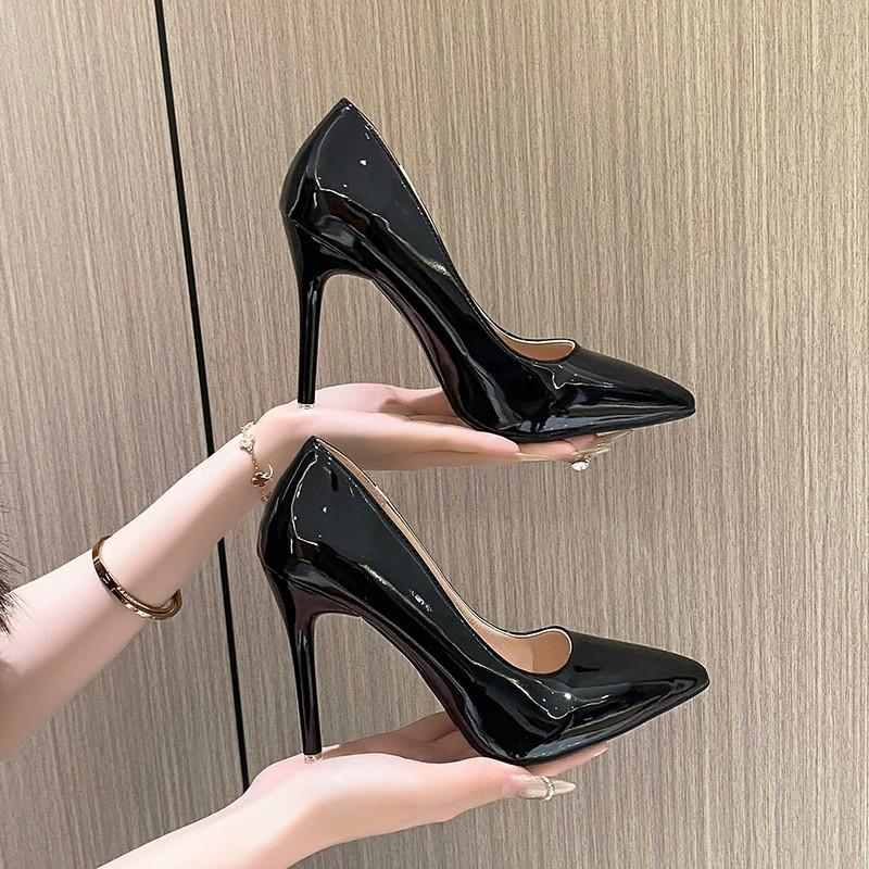 Jarní nové lodičky s jehlovým podpatkem a špičatou špičkou v tělové barvě, s mělkým výstřihem, lesklý lakovaný povrch, vhodné pro společenské události, velký rozměr, jednotlivé boty