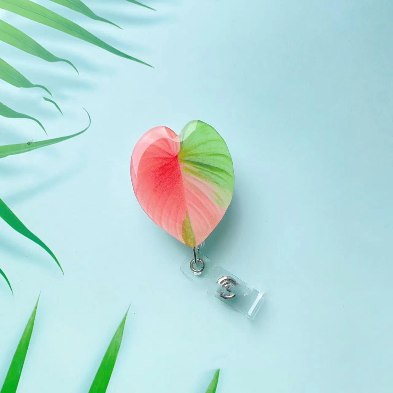 

Узор в виде дерева. Зажим для идентификационной бирки медсестры. Держатель бейджа. Катушка. Вращающаяся рабочая карточка. Легко вытягиваемый ремешок. Выдвижные катушки для ремешков.