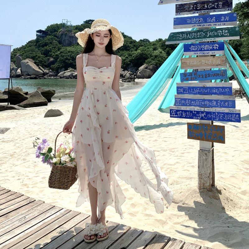 

Платье мини с цветочным принтом и рюшами Первая любовь на белых бретелях-спагетти L