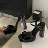 Mode Liyke Designer Lackleder Plateau Sandalen Damen Sommer Mode Farbe Kristall Strass Quadratische Hohe Absätze Party Ballschuhe
