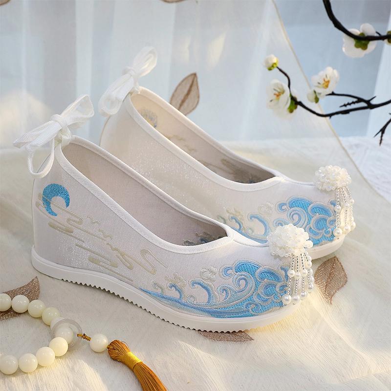 Elegant Embroidered Flower Shoes Hanfu Style Women's High-Rise Shoes Cotton Lined Slip-On Traditional Chinese Costume Footwear