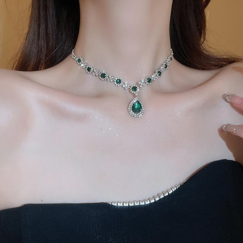 GemChic - Conjunto de dos piezas de collar y pendientes con colgante y gotas de cristal vintage y brillantes para mujer, regalo de cumpleaños y Navidad