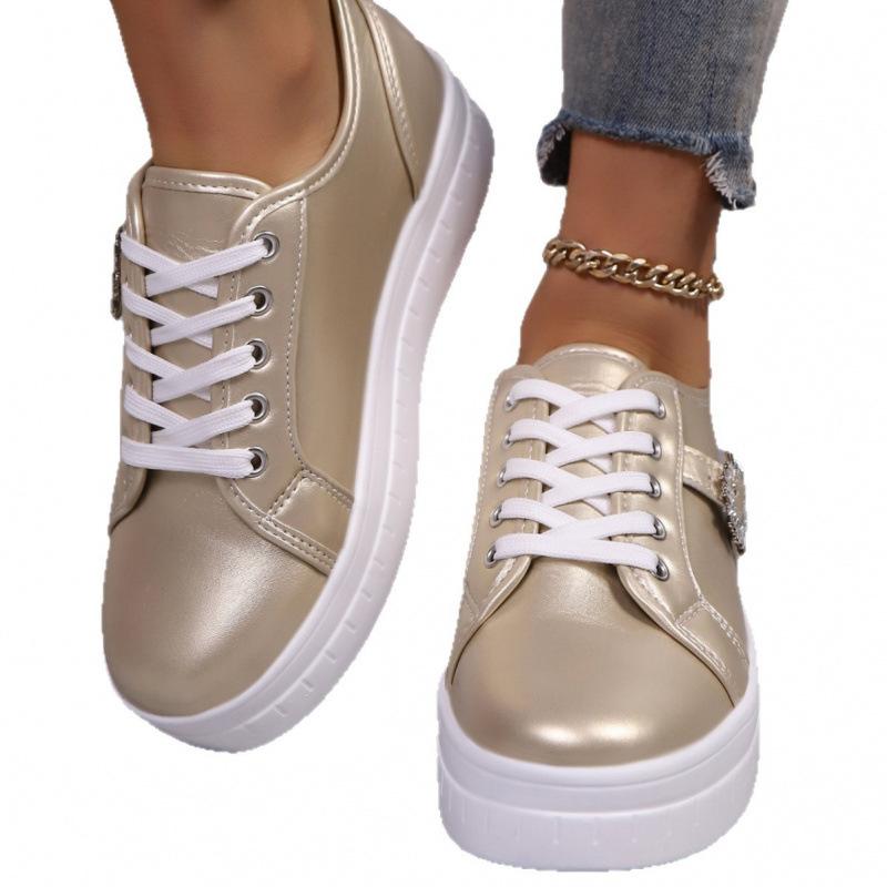 Glossy platform shoes, sports and leisure shoes, fashionable buckle decoration, blessing casual and comfortable board shoes