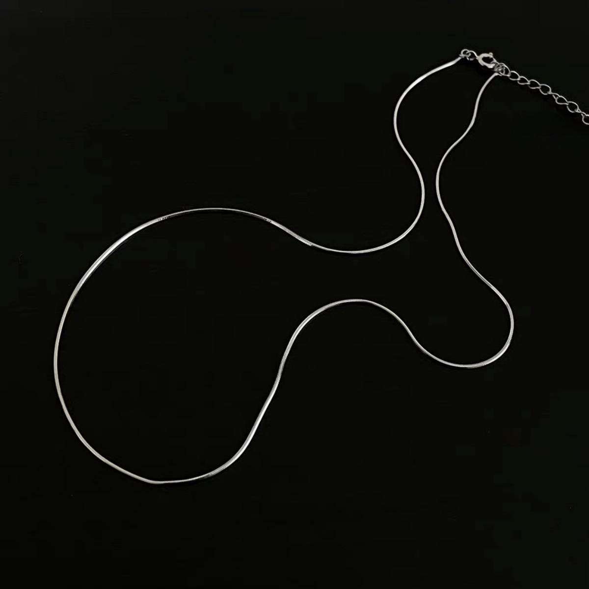 

Elegant European & American Minimalist 925 Sterling Silver 18K Gold-Plated Snake Bone Chain for Women – Fine Cold-Style Clavicle Necklace. 925 Silver