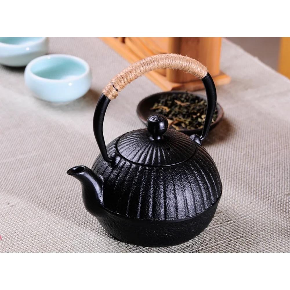 Japanische Teekanne aus Gusseisen mit Edelstahl-Netz-Sieb zum Kochen von Wasser, Teekanne, Tetsubin-Wasserkocher, 600 ml