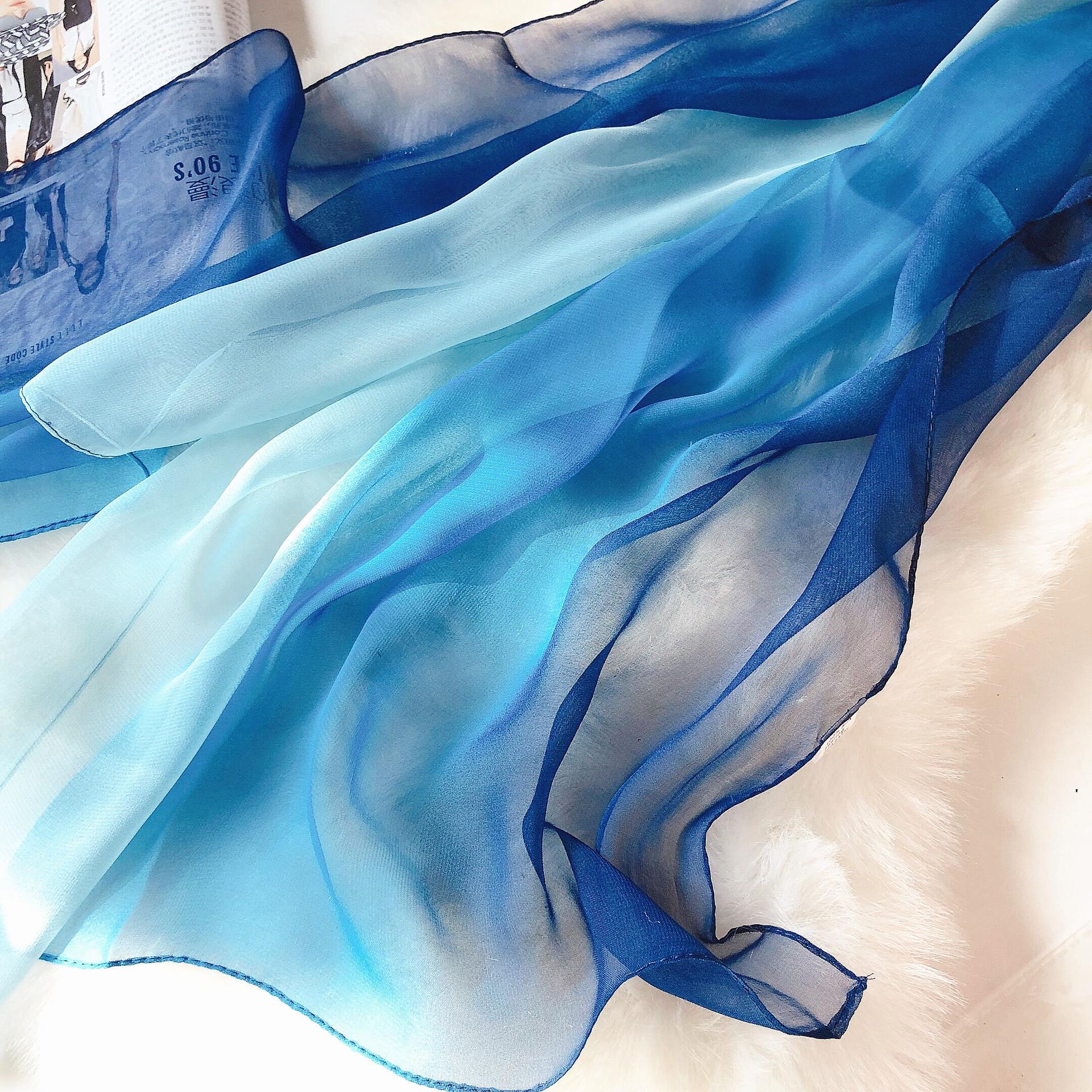 

Жіночий шовковий шарф із градієнтним кольором Художній стиль Довгий стиль Весна та осінь Тонкий стиль Шаль Танцювальний шовковий шарф Етикет Шарф 160*50cm темно-синього кольору