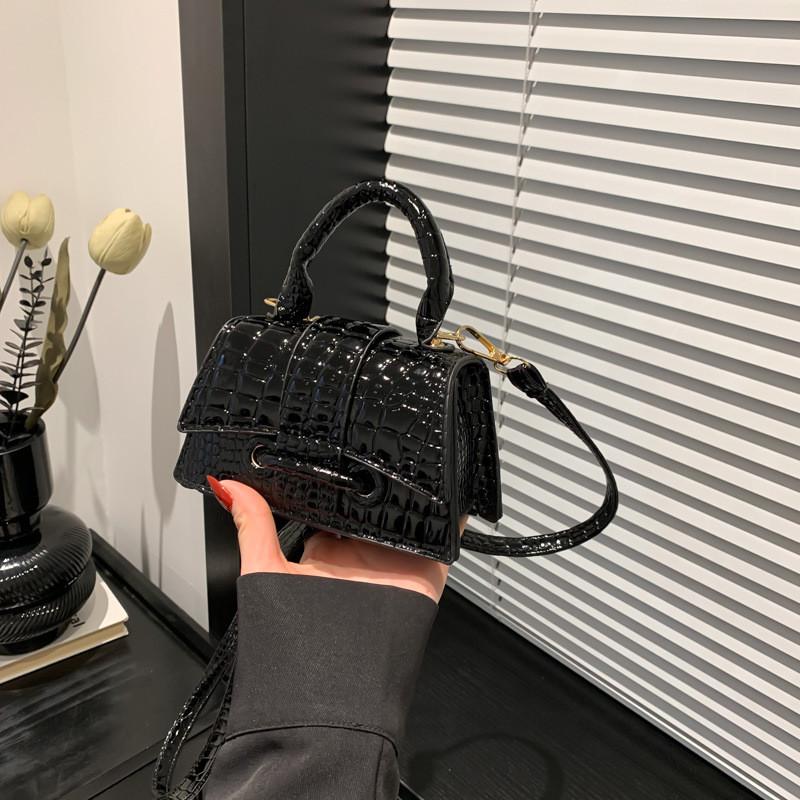 Trendy Retro Small Shoulder Crossbody Bag For Women In Stylish Pu Leather Material