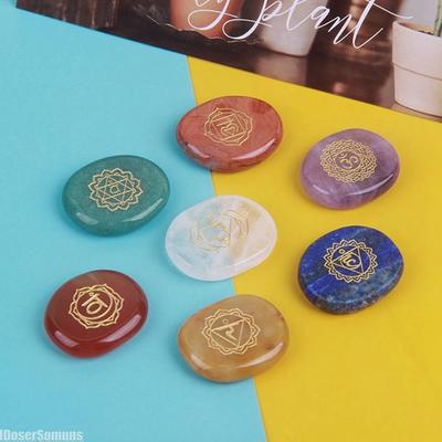 Conjunto de 7 pedras de cristal com símbolo de chakra, cristal de cura natural Reiki, pedras preciosas de bolso polidas para meditação e equilíbrio