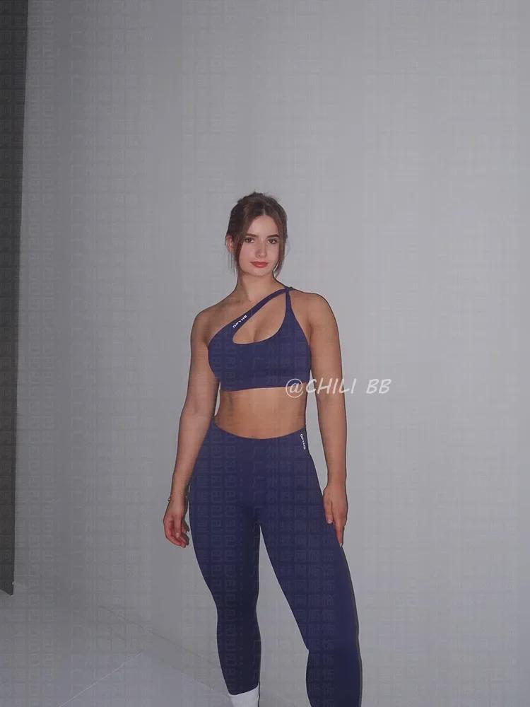 Dfyne Impact Sports Bra: No-label Design with Chest Pads, Showcasing Chest and Back. Perfect for Yoga! Model 1615.