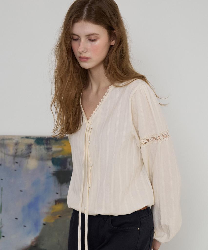 LETTER FROM MOON Garden Lace Banding Blouse ( Cream )