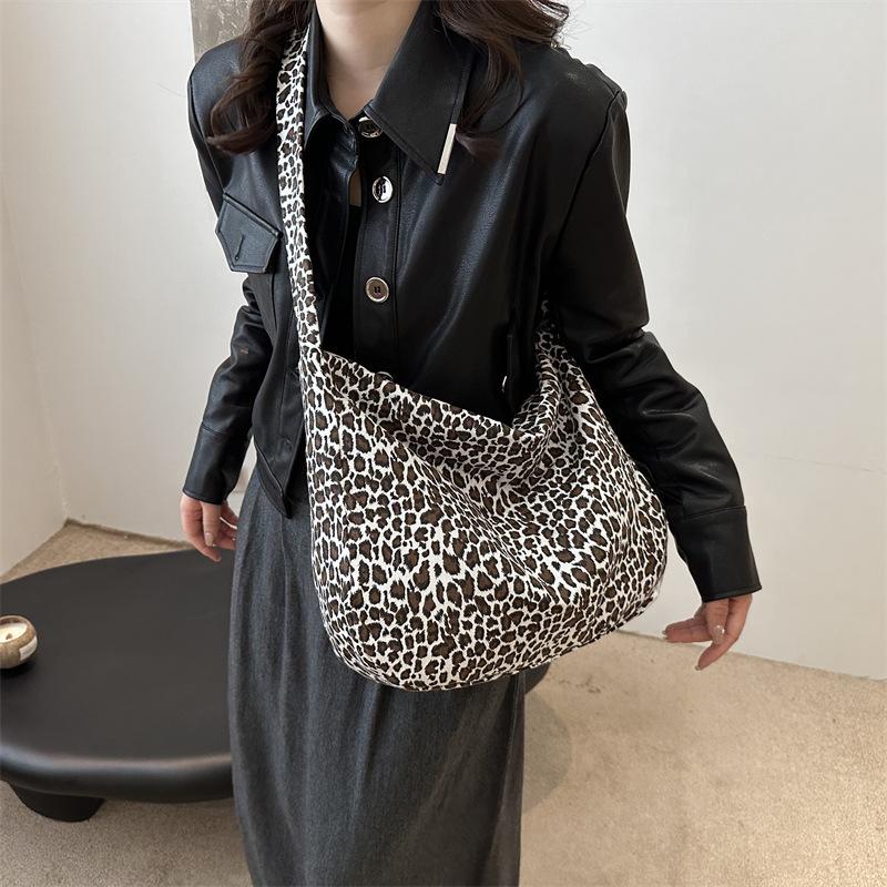 Large Capacity Popular Leopard Print Simple Fashion Tote Bag Women's Leisure New Summer Retro Personalized Messenger Bag