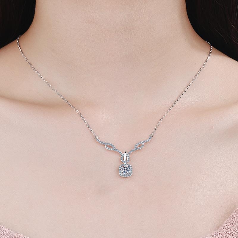 S925 Sterling Silver Four-Claw Moissanite Elk Necklace for Women, 80-Point Clavicle Chain, Christmas Gift.