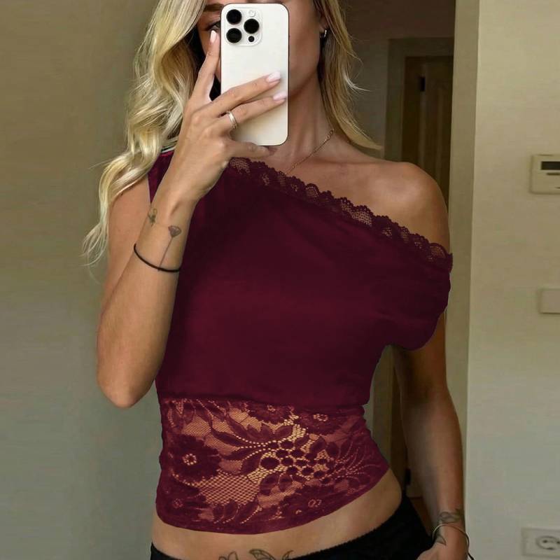 Canotta sexy con inserti in pizzo e scollo asimmetrico per lo streetwear estivo