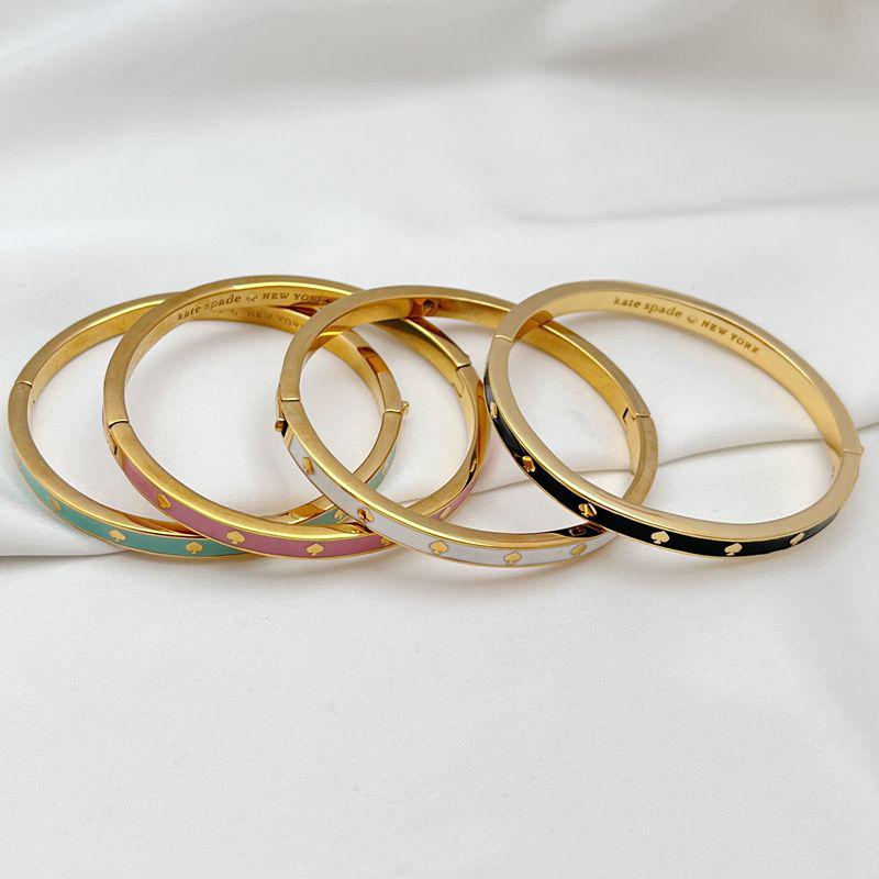 Elegantes Emaille Goldton Herz Armreif mit verstecktem Verschluss