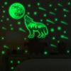 Adesivi Murali Decorativi Paesaggistici per Camera da Letto Soggiorno Sfondo Lupo Solitario Foresta Stelle Luna che Brillano al Buio