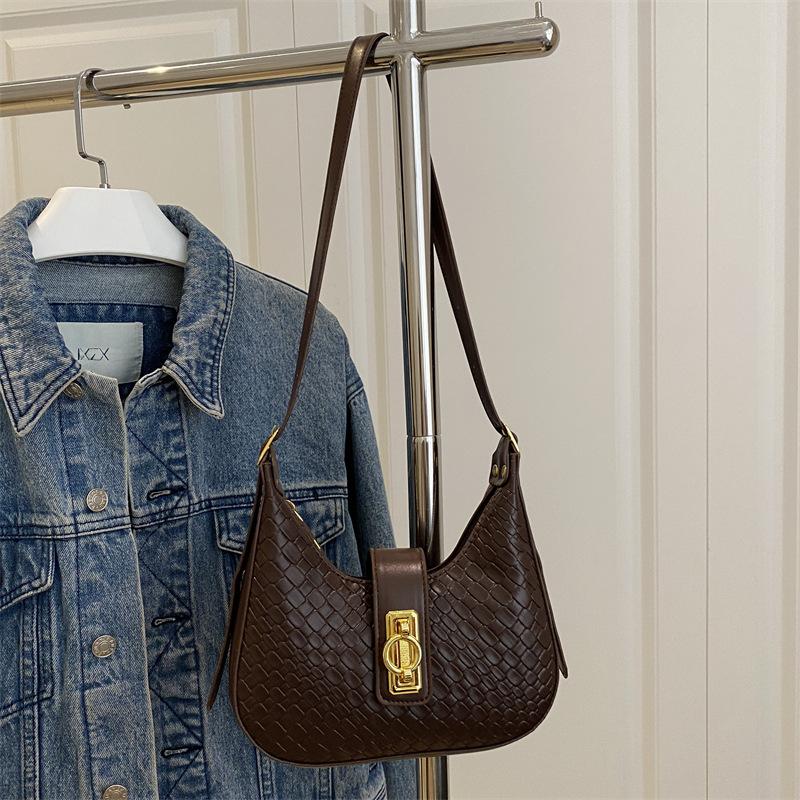 

Solid color design straw weave pattern 2025 new spring and summer texture fashionable large capacity foreign style single shoulder armpit crescent wo