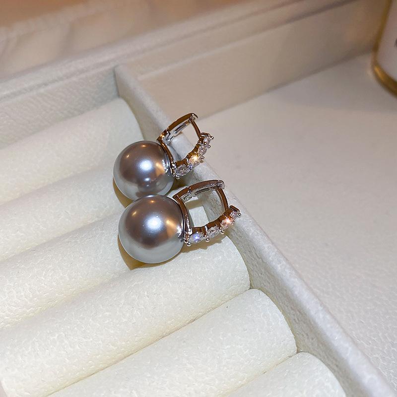 Grey pearl C-shaped earrings, fashionable temperament, high-end stud earrings, niche French elegant light luxury earrings, women