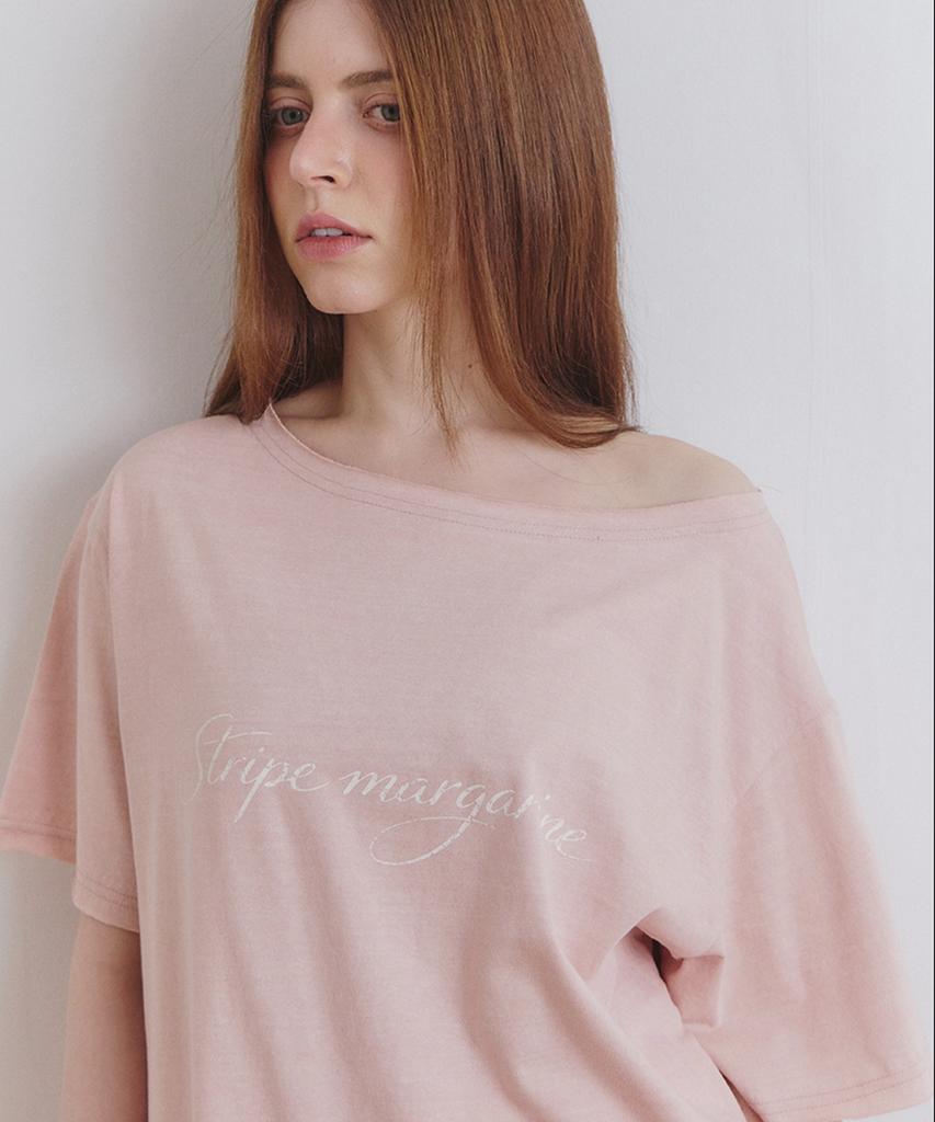 Seuteulaipeumagalin Lettering Pigment Off-Shoulder Vintage T-Shirt Pink