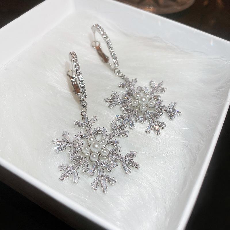 Autumn and winter Christmas zircon snowflake pearl necklace niche fashion temperament neck chain high-end versatile jewelry
