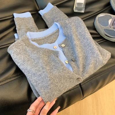Graublauer Rundhals-Kontrast-Fake-Zweiteiler-Pullover für Damen mit langärmeligem Cardigan Herbstkleidung Neues Strickoberteil