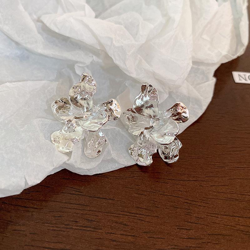 

Металлические плиссированные серьги-цветы неправильной формы, модные темпераментные серьги-гвоздики, персонализированные серьги для женщин