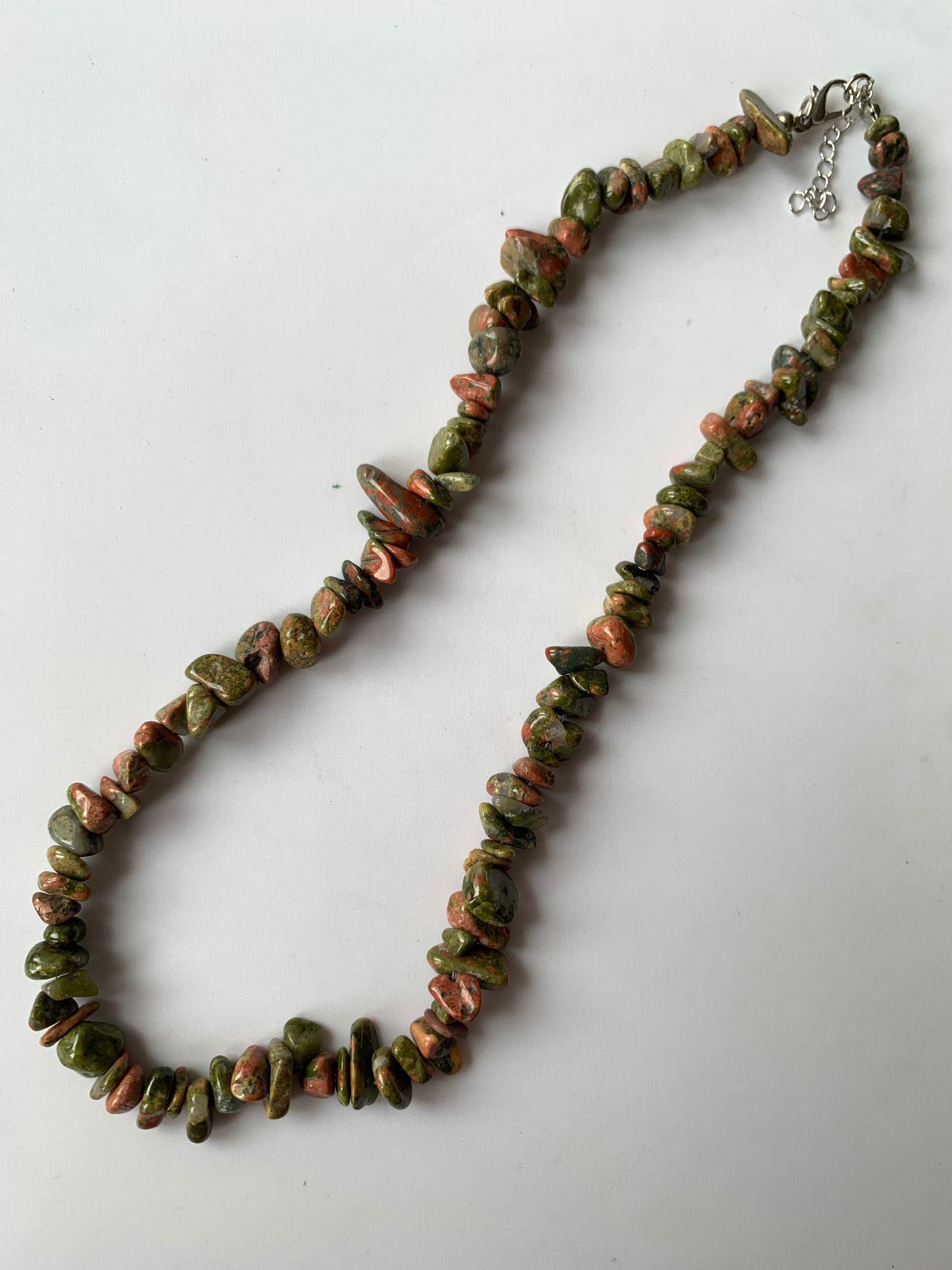 

Семицветный чокер из натурального дробленого камня и кристаллов - Ожерелье в пляжном стиле для весны/лета