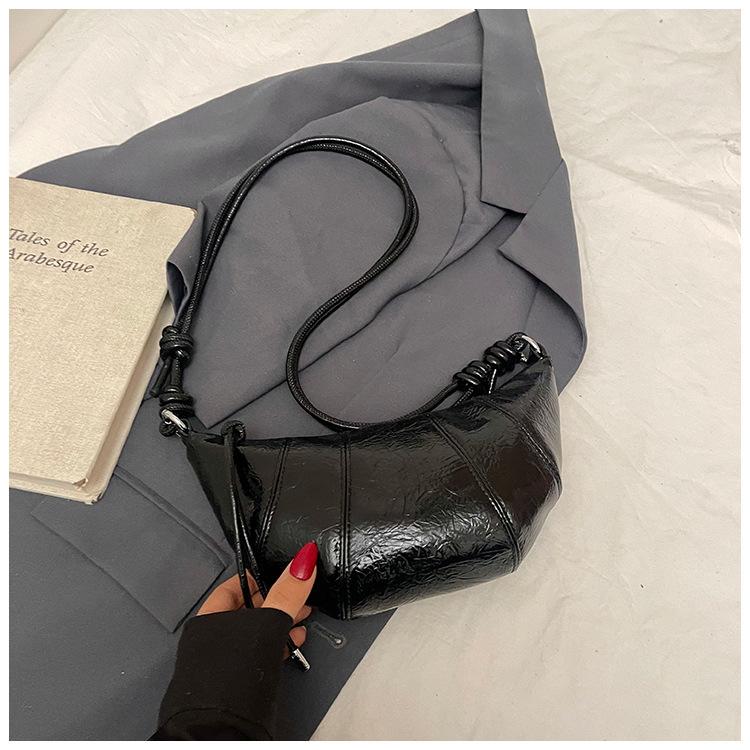 Niche croissant bag women's new popular fashion shoulder underarm bag versatile commuter messenger bag