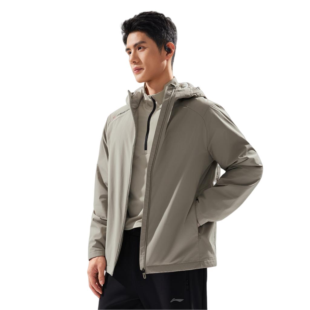 Li Ning Fitness Series Winddichte Wasserabweisende Dreidimensionale Kapuzen-Logo Baumwolljacke Herrenjacke AJMV157-5