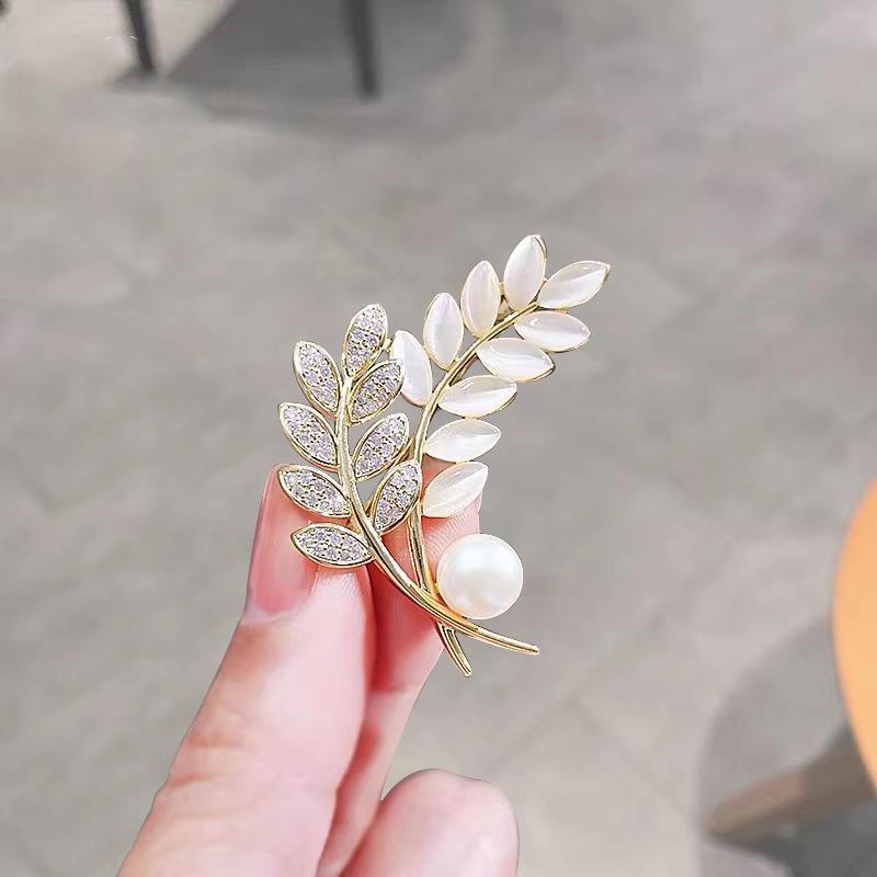 2025 Elegant Deer Brooch with Cat's Eye Rhinestone for Suit or Clothing Accessory
