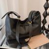 IELGY Retro Large-Capacity Commuter Underarm Bag Fashion Shoulder Messenger Bag