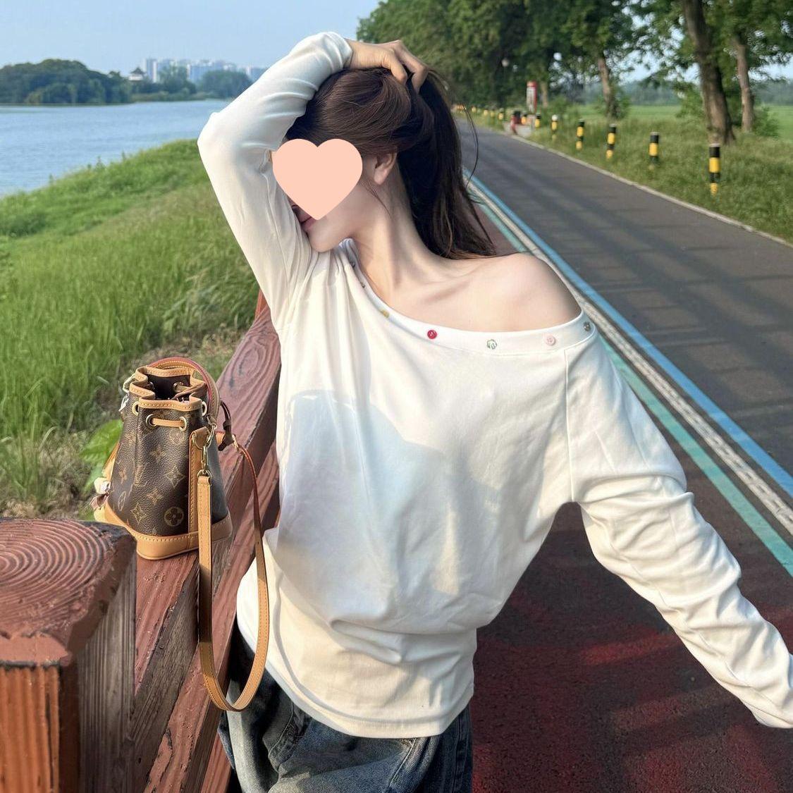 

Love It Too Much! Korean Campus Style Slimming Long Sleeve T-Shirt - Button Slant Shoulder, Perfect for Early Autumn S (Recommended for 35-45 kg)