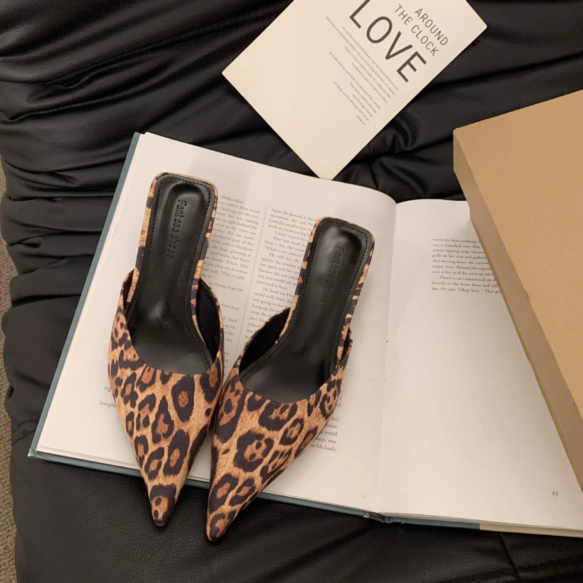 

Тапочки Muller на низком каблуке с заостренным носком пустая полупереноска 2025 года весна и лето новые повседневные туфли с сумкой на носке кошачий каблук особой формы и сандалии для девочек 40 цветной печати леопарда