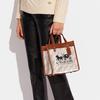 Coach Campo 22 Classico Cavallo e Carrozza Stampa Firma Fascino Tela Rivestita e Pelle Borsa Tote Donna Borsa Tote Marrone Bianco C8456-B4TXF
