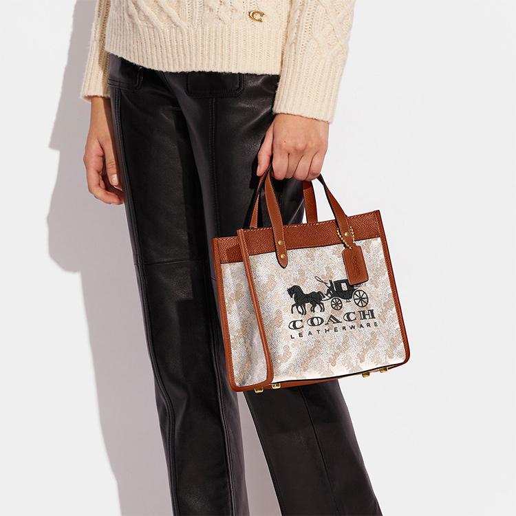 Coach Campo 22 Classico Cavallo e Carrozza Stampa Firma Fascino Tela Rivestita e Pelle Borsa Tote Donna Borsa Tote Marrone Bianco C8456-B4TXF