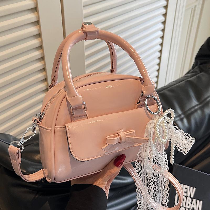 2025 New Korean Version Niche Versatile Sweet Wind Bowling Bag Simple Ins Wind Advanced Sense Messenger Bag Women