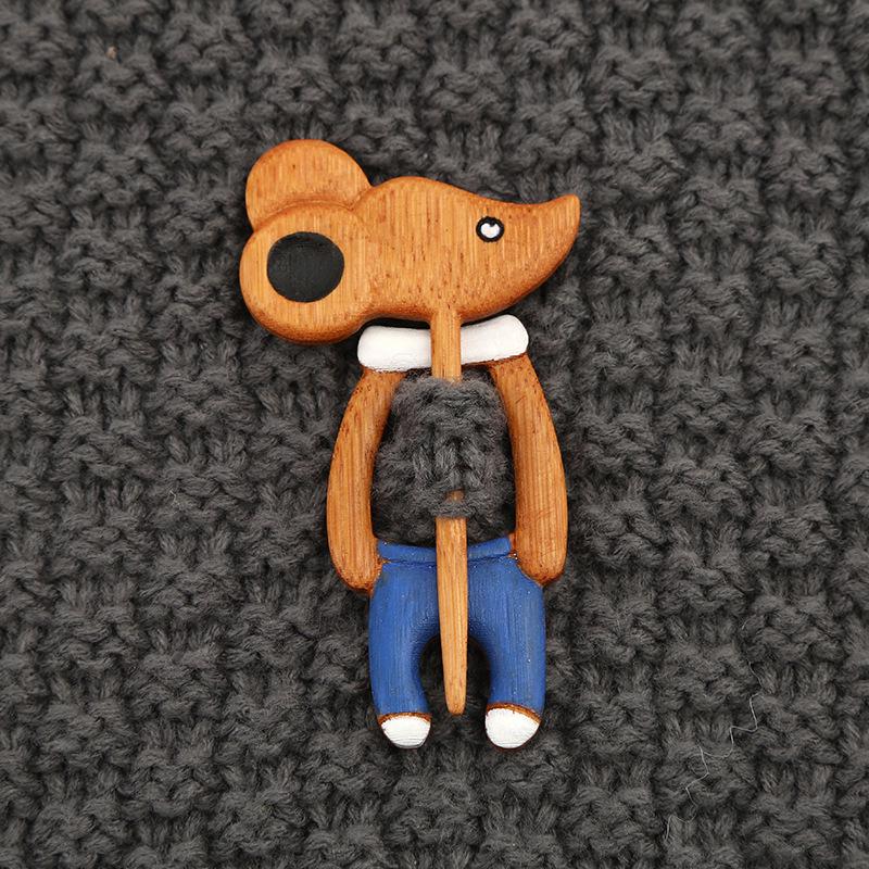 Charming Wooden Animal Brooch for Sweater & Scarf - Cute Autumn/Winter Accessory
