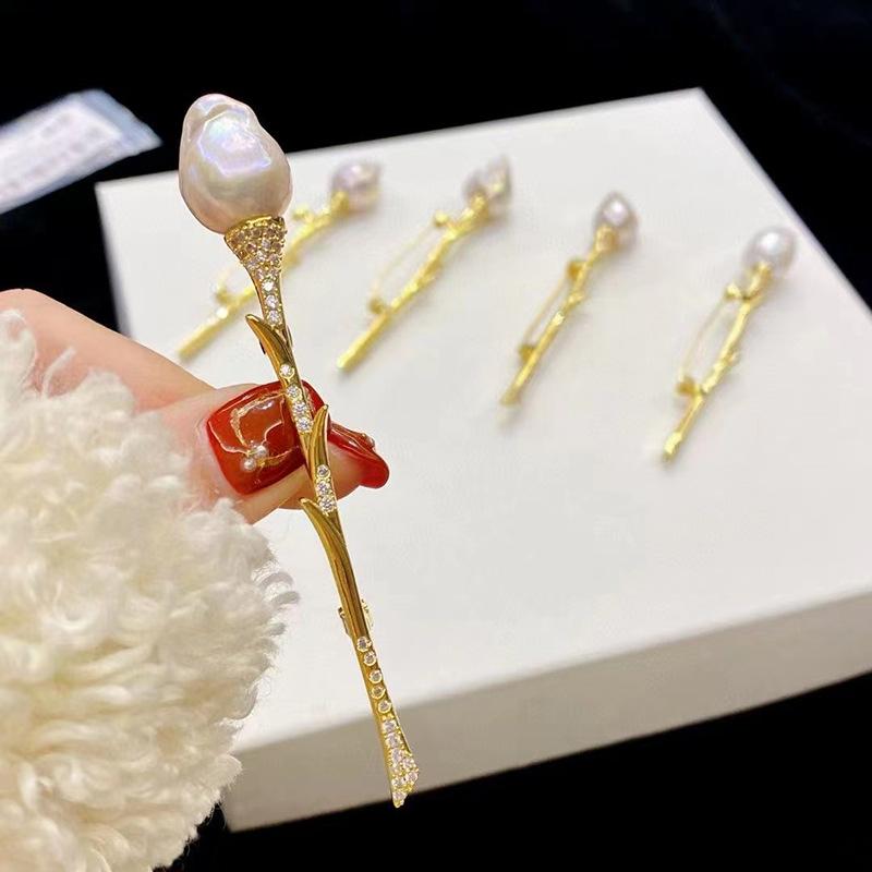 Брошь-тюльпан Роза Мейера, барочная жемчужина, пустой держатель, позолоченная медь, микро-инкрустация цирконами, булавка, корсаж