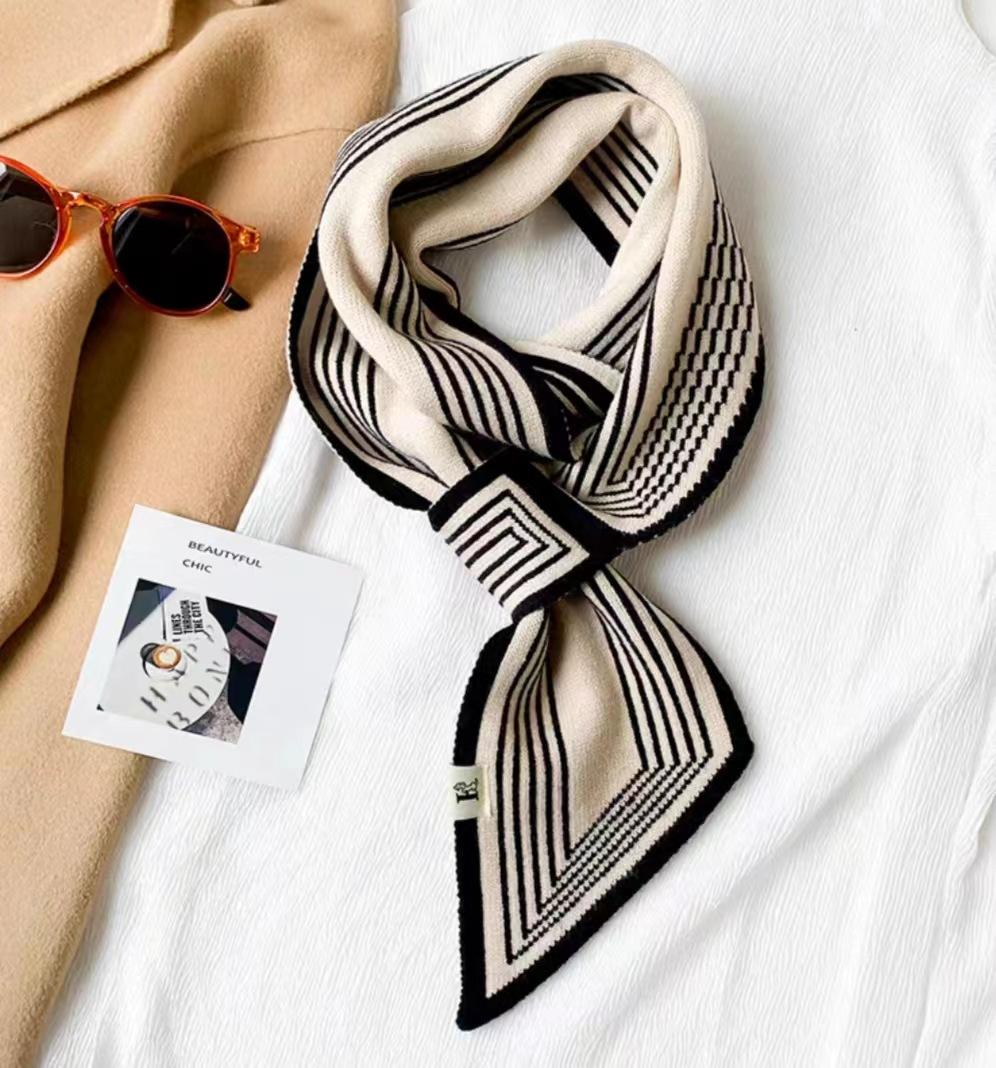 

Осенний теплый нагрудник с узором «гусиная лапка» можно носить с обеих сторон, чередуя с косыми шейными платками One Size